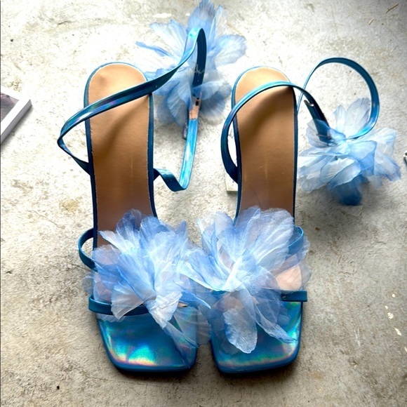None Shoes - Woman’s blue floral strap heel shoe size 8.5 New